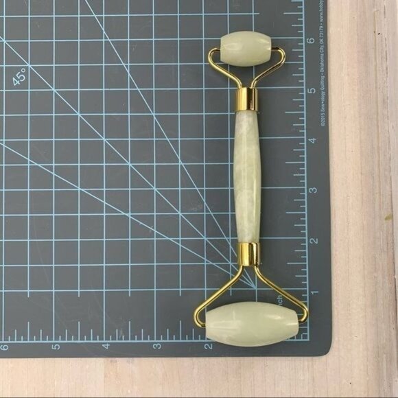 Jade Crystal Roller/Massager for Face, Eyes & Neck - Picture 5 of 8